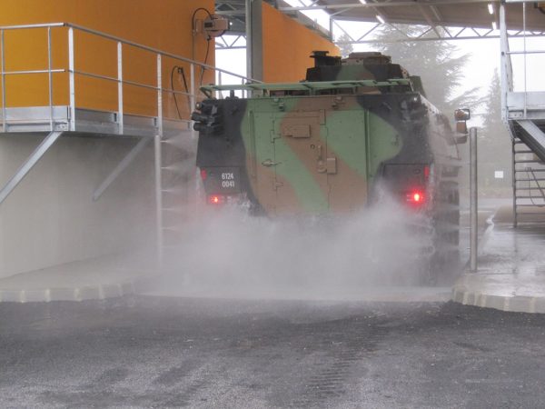 Aire de lavage pour véhicules militaires