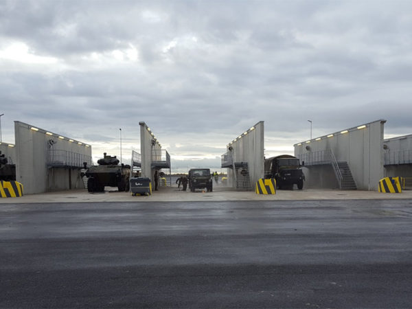 Aire de lavage véhicule militaire