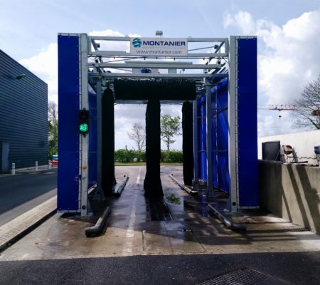 Bus washing tunnel