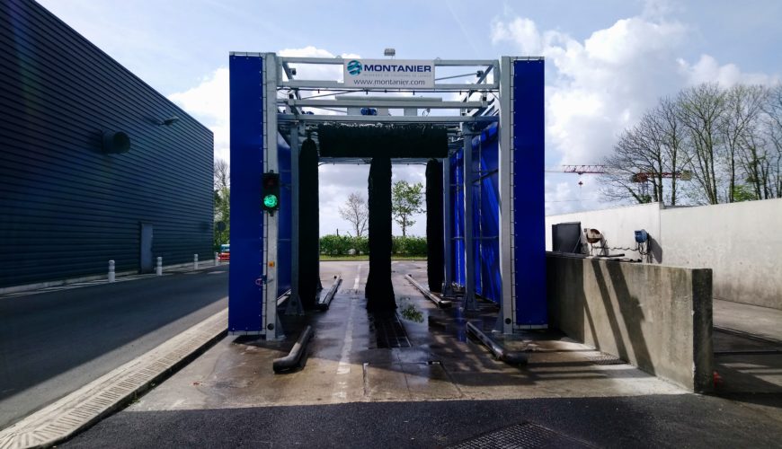 Bus washing tunnel