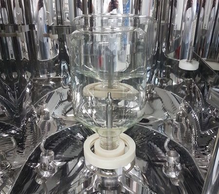 Cabine de lavage interieur et exterieur recipients pharmaceutiques