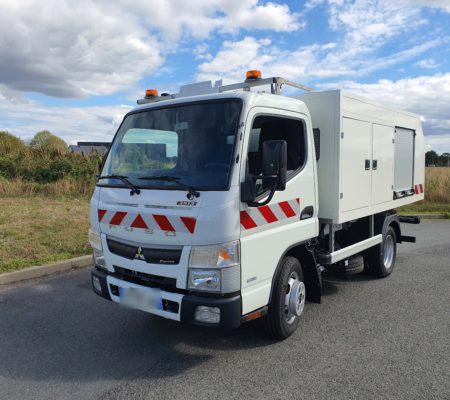 On-board autonomous cleaning unit
