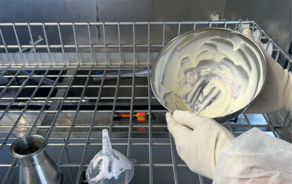 Réalisation d'une machine à laver les ustensiles. Voici un exemple d'ustensile avant le lavage
