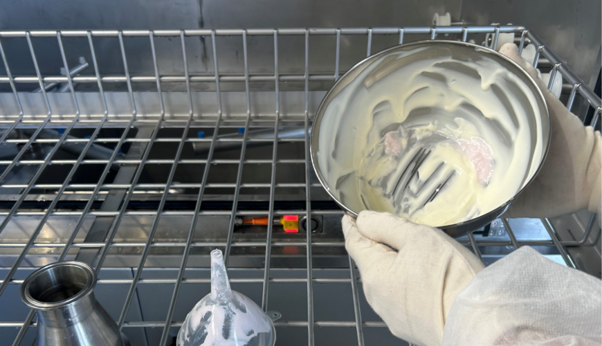 Réalisation d'une machine à laver les ustensiles. Voici un exemple d'ustensile avant le lavage