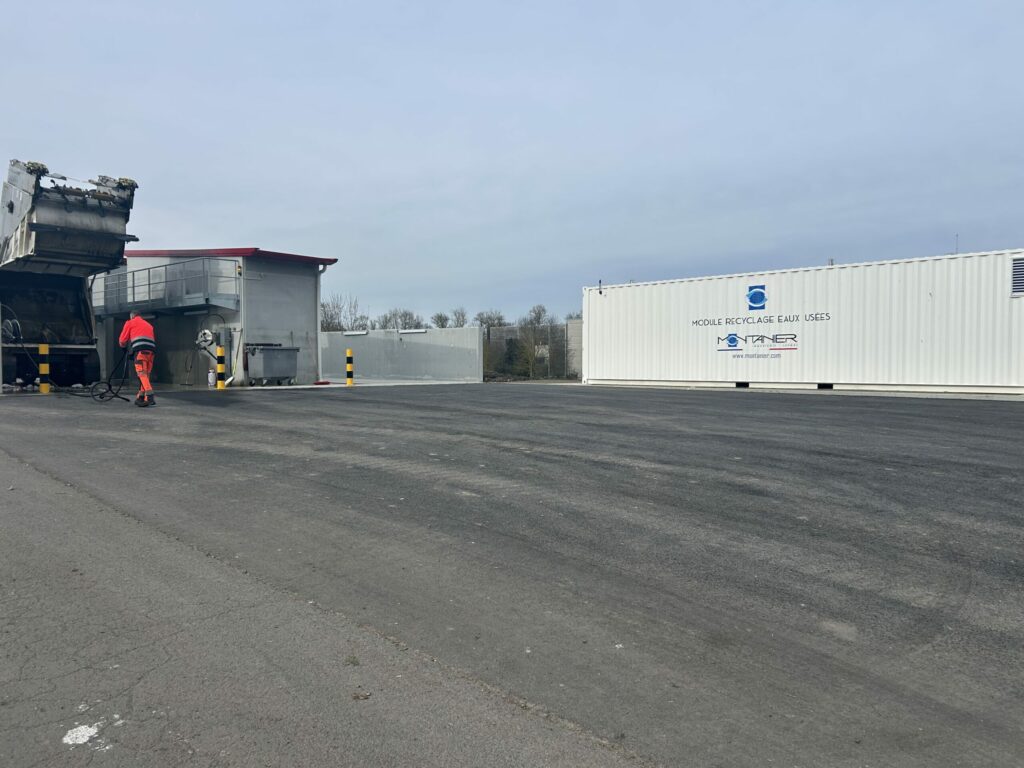 Aire de lavage avec conteneur pour le recyclage des eaux usées de lavage